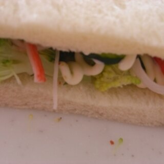 野菜とカニカマのサンドイッチ